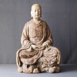 Une grande figure d'un moine bouddhiste en bois peint, Chine, Ming — photo 8