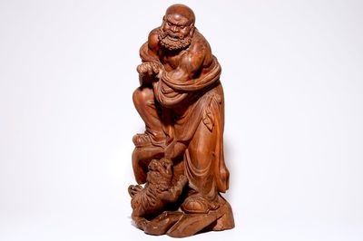 Une grande figure en bois sculpté de Daruma, Japon, 20ème