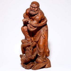 Une grande figure en bois sculpté de Daruma, Japon, 20ème — photo 1