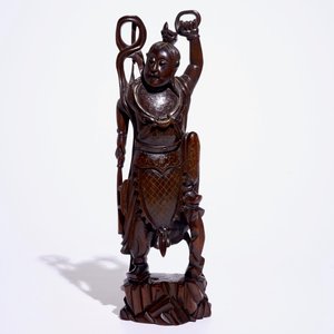 Une grande figure en bois sculpté et incrusté, Chine, 19/20ème — photo 2