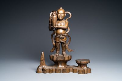 Une grande figure en bronze d'un des frères Hoho portant un vase, Chine, Qing