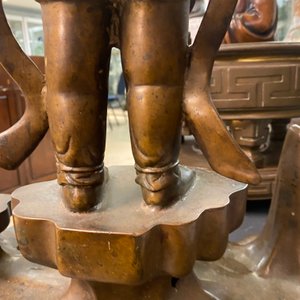 Une grande figure en bronze d'un des frères Hoho portant un vase, Chine, Qing — photo 20