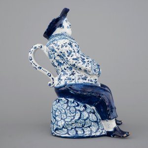 Une grande fontaine de table figurative "Bobbejak", 18ème, faïence de Delft bleu et blanc — photo 5