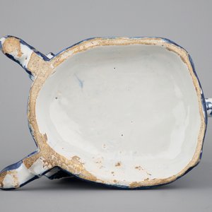 Une grande fontaine de table figurative "Bobbejak", 18ème, faïence de Delft bleu et blanc — photo 6