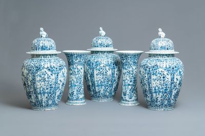 Une grande garniture de cinq vases en faïence de Delft en bleu et blanc, 19ème