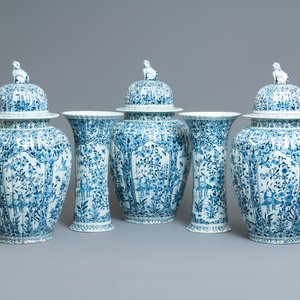 Une grande garniture de cinq vases en faïence de Delft en bleu et blanc, 19ème — photo 1