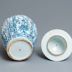 Une grande garniture de cinq vases en faïence de Delft en bleu et blanc, 19ème — photo 11