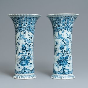 Une grande garniture de cinq vases en faïence de Delft en bleu et blanc, 19ème — photo 16