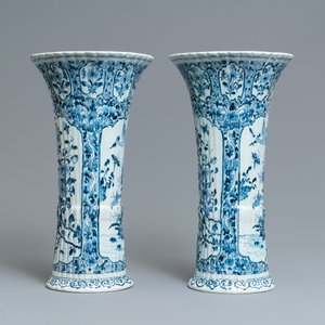 Une grande garniture de cinq vases en faïence de Delft en bleu et blanc, 19ème — photo 17