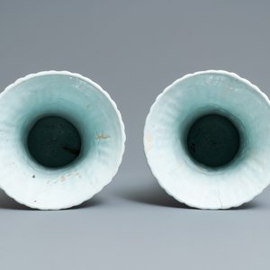 Une grande garniture de cinq vases en faïence de Delft en bleu et blanc, 19ème — photo 18