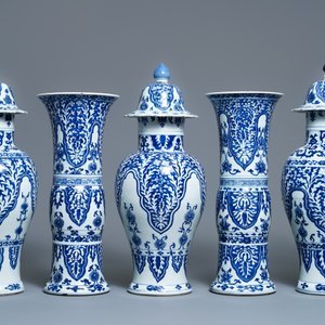 Une grande garniture de cinq vases en porcelaine de Chine en bleu et blanc à décor floral, Kangxi — photo 3