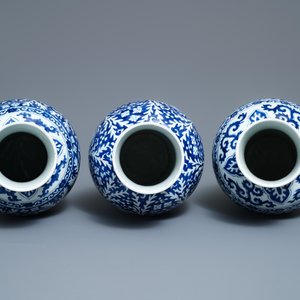 Une grande garniture de cinq vases en porcelaine de Chine en bleu et blanc à décor floral, Kangxi — photo 9