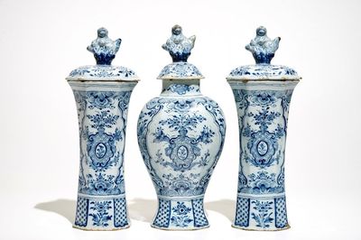 Une grande garniture de trois vases en faïence de Delft bleu et blanc, 18ème