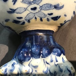 Une grande garniture de trois vases en faïence de Delft bleu et blanc, 18ème — photo 11