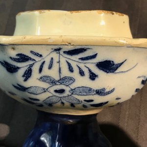 Une grande garniture de trois vases en faïence de Delft bleu et blanc, 18ème — photo 14