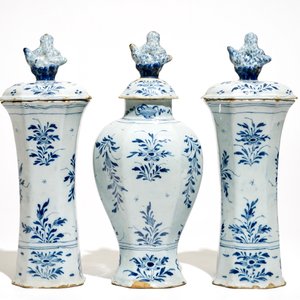 Une grande garniture de trois vases en faïence de Delft bleu et blanc, 18ème — photo 3