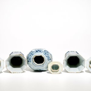 Une grande garniture de trois vases en faïence de Delft bleu et blanc, 18ème — photo 5