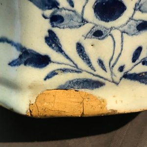 Une grande garniture de trois vases en faïence de Delft bleu et blanc, 18ème — photo 7