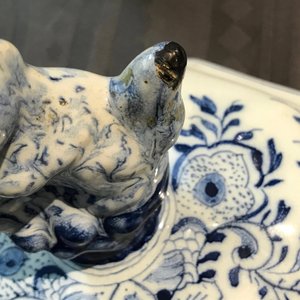 Une grande garniture de trois vases en faïence de Delft bleu et blanc, 18ème — photo 8