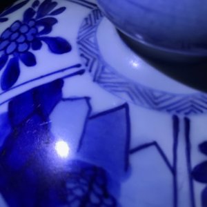Une grande garniture de trois vases en porcelaine de Chine bleu et blanc, Kangxi — photo 13