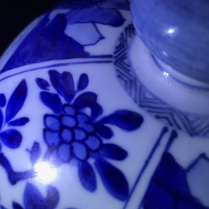 Une grande garniture de trois vases en porcelaine de Chine bleu et blanc, Kangxi — photo 14