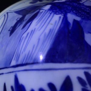 Une grande garniture de trois vases en porcelaine de Chine bleu et blanc, Kangxi — photo 16