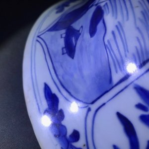 Une grande garniture de trois vases en porcelaine de Chine bleu et blanc, Kangxi — photo 17