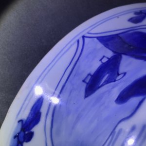 Une grande garniture de trois vases en porcelaine de Chine bleu et blanc, Kangxi — photo 18