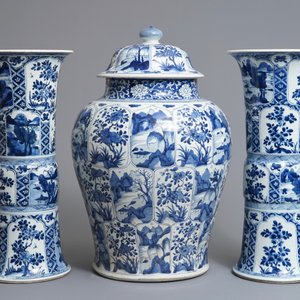 Une grande garniture de trois vases en porcelaine de Chine bleu et blanc, Kangxi — photo 2