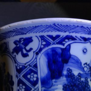 Une grande garniture de trois vases en porcelaine de Chine bleu et blanc, Kangxi — photo 35