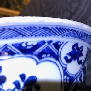 Une grande garniture de trois vases en porcelaine de Chine bleu et blanc, Kangxi — photo 39