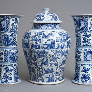 Une grande garniture de trois vases en porcelaine de Chine bleu et blanc, Kangxi — photo 4
