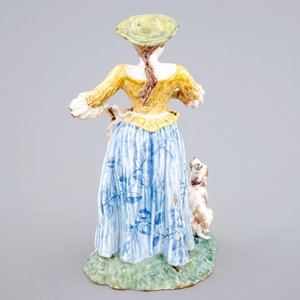 Une grande groupe en faïence polychrome de Nevers, d'une dame au chien, 18ème — photo 4