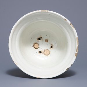 Une grande jardinière de type 'Campana' en faïence blanche de Delft, 18ème — photo 5