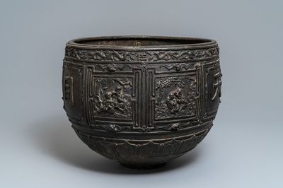Une grande jardinière en bronze à décor en relief, Chine, marque de Xuande, 18/19ème