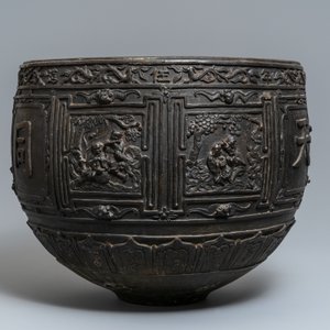 Une grande jardinière en bronze à décor en relief, Chine, marque de Xuande, 18/19ème — photo 2