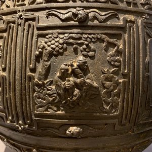 Une grande jardinière en bronze à décor en relief, Chine, marque de Xuande, 18/19ème — photo 24