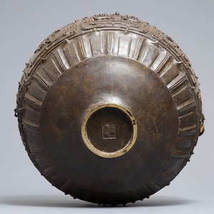 Une grande jardinière en bronze à décor en relief, marque de Xuande, Chine, Ming — photo 12