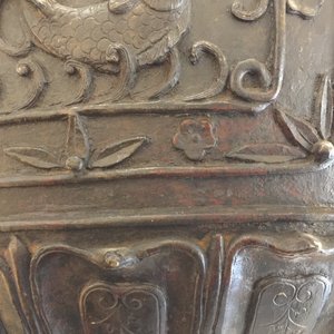 Une grande jardinière en bronze à décor en relief, marque de Xuande, Chine, Ming — photo 19