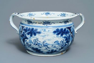 Une grande jardinière en faïence de Delft bleu et blanc à décor de la chasse aux cerfs, 18ème