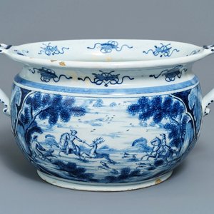 Une grande jardinière en faïence de Delft bleu et blanc à décor de la chasse aux cerfs, 18ème — photo 1