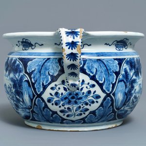 Une grande jardinière en faïence de Delft bleu et blanc à décor de la chasse aux cerfs, 18ème — photo 5