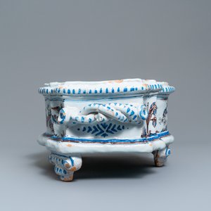Une grande jardinière en faïence de Nevers en bleu, blanc et manganèse à décor de chinoiserie, France, 17ème — photo 5