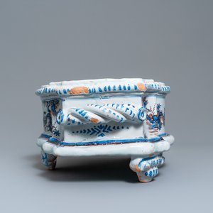 Une grande jardinière en faïence de Nevers en bleu, blanc et manganèse à décor de chinoiserie, France, 17ème — photo 7