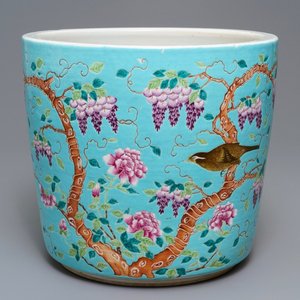 Une grande jardinière en porcelaine de Chine de style Dayazhai à fond turquoise, 19/20ème — photo 1