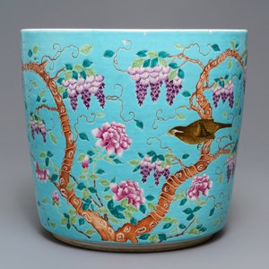 Une grande jardinière en porcelaine de Chine de style Dayazhai à fond turquoise, 19/20ème — photo 2