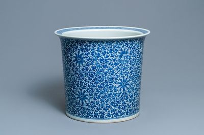 Une grande jardinière en porcelaine de Chine en bleu et blanc, 19ème
