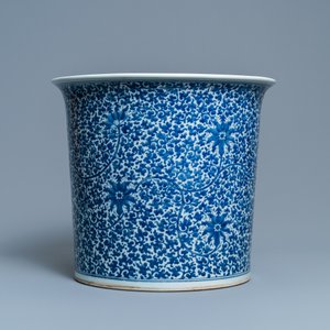 Une grande jardinière en porcelaine de Chine en bleu et blanc, 19ème — photo 4