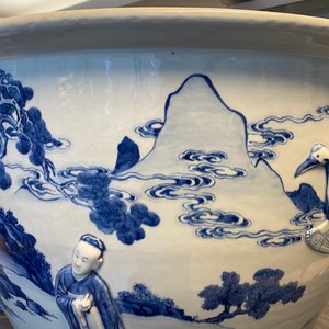 Une grande jardinière en porcelaine de Chine en bleu et blanc à décor en relief, Kangxi — photo 12