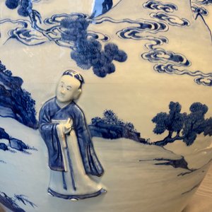 Une grande jardinière en porcelaine de Chine en bleu et blanc à décor en relief, Kangxi — photo 13